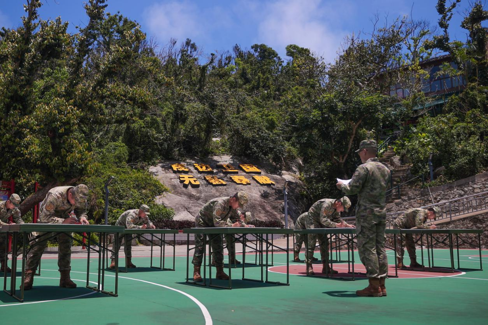 在山巔“走向深藍(lán)”——南部戰(zhàn)區(qū)海軍某觀通站練兵備戰(zhàn)記事(圖1)